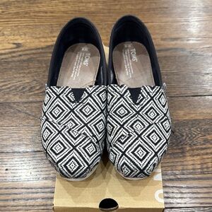 TOMS Black and White Woven Diamond Loafers, Women’s size 8